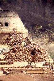 Image du Maroc Professionnelle de  Les ouvriers de le Vallée Chaâba s’activent près des fours où l’on procède à la cuisson des poteries en céramique à Safi, le 29 Août 1997. (Photo / Abdeljalil Bounhar)